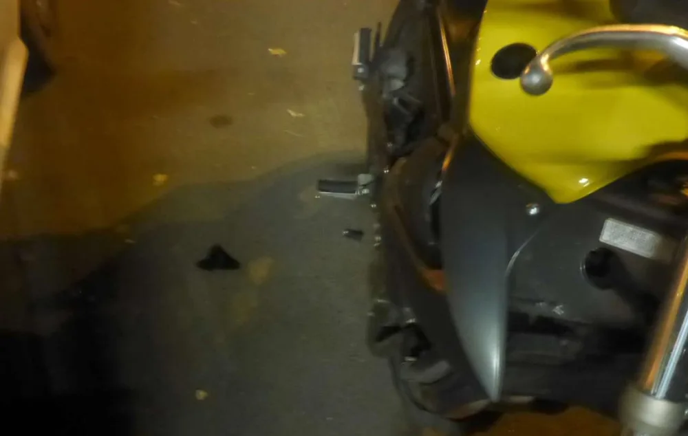 Řidič autem srazil dvě motorky a odjížděl. Dostihl ho strážník v civilu na kole a situaci začal řešit