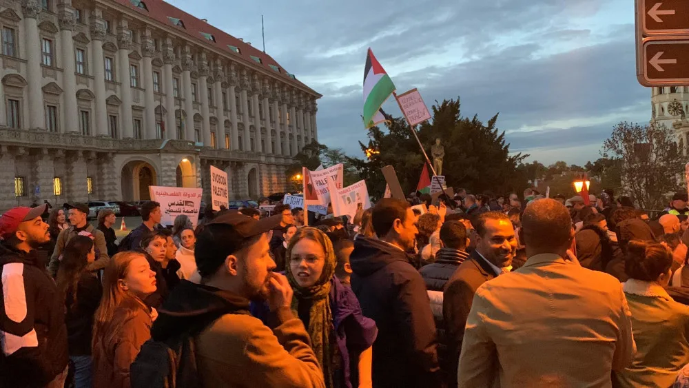 VIDEO: Propalestinští aktivisté protestují v centru Prahy. Nepodporujeme Hamás, Izrael páchá válečná zvěrstva, říkají