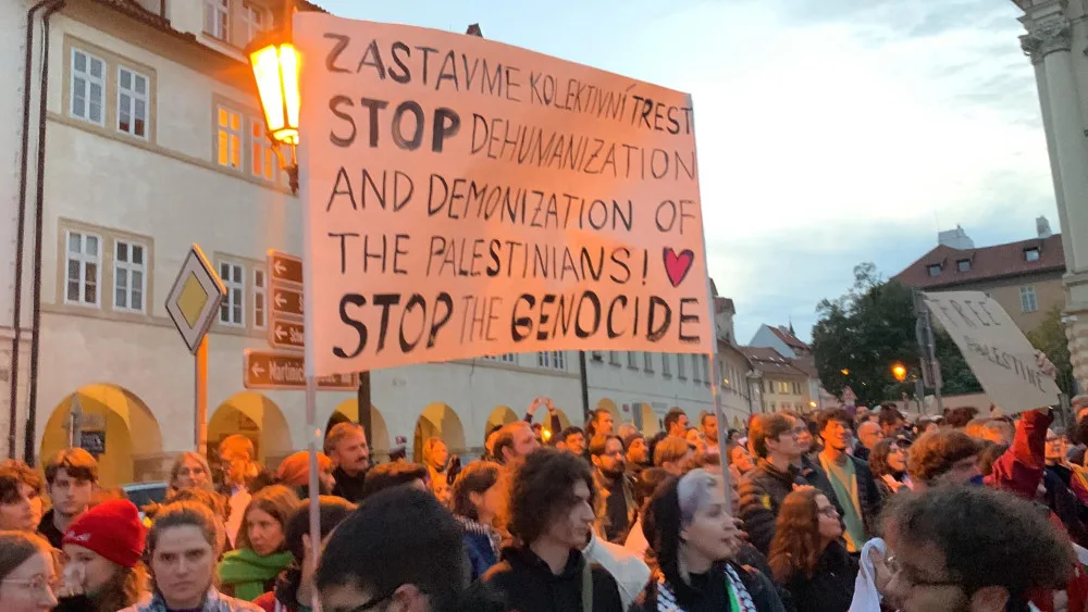 VIDEO: Propalestinští aktivisté protestují v centru Prahy. Nepodporujeme Hamás, Izrael páchá válečná zvěrstva, říkají