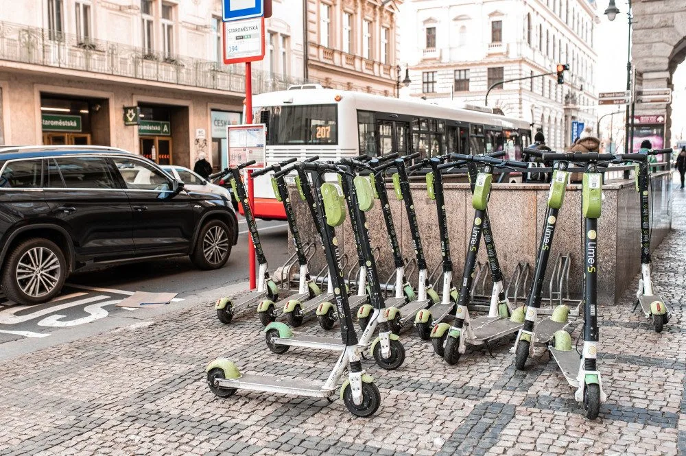POLITICKÁ KORIDA: Má Praha přijít s koncepčním řešením provozu elektrokoloběžek? Odpovídají zastupitelé