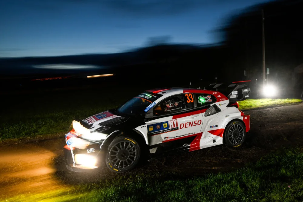 První etapu Středoevropské rally ovládl Fin Rovanperä, jednu zkoušku zrušili pořadatelé kvůli divákům.