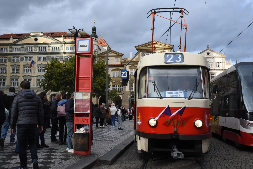 O prohlídky sídel vlády a ministerstev byl dnes velký zájem, lidé čekali v dlouhých frontách