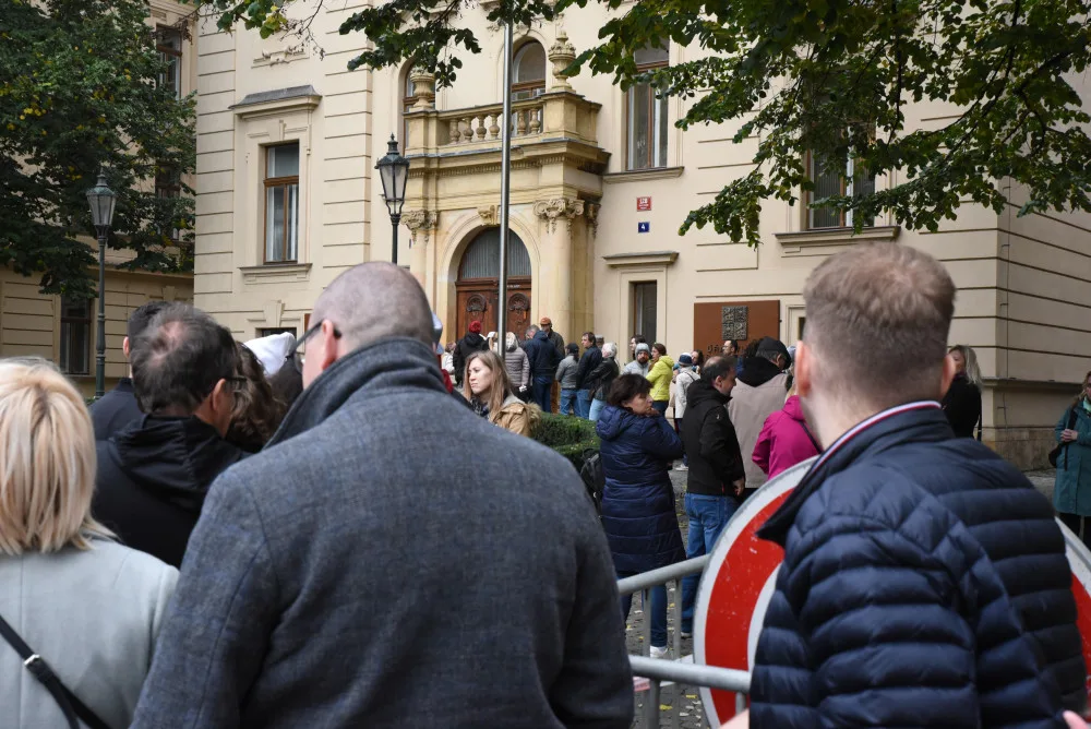 O prohlídky sídel vlády a ministerstev byl dnes velký zájem, lidé čekali v dlouhých frontách