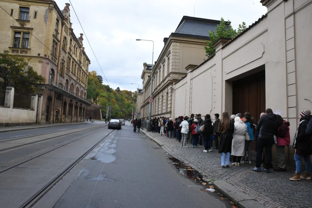 O prohlídky sídel vlády a ministerstev byl dnes velký zájem, lidé čekali v dlouhých frontách