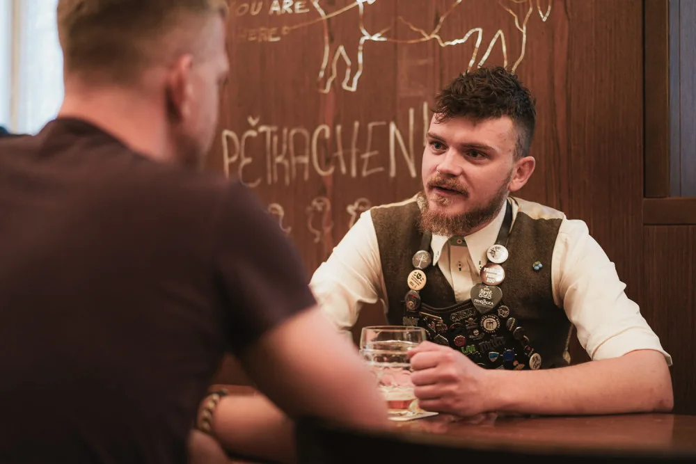 (NE)OBYČEJNÍ: Hosté mi i vyhrožovali, že si mě po směně najdou, říká pankáč za výčepem Lokálu v Dlouhé