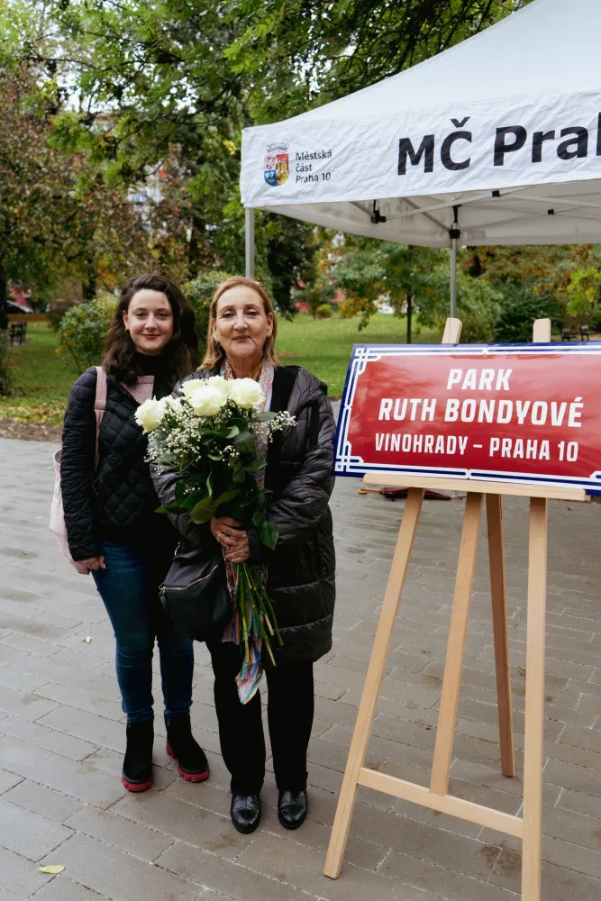 Praha 10 přejmenovala park podle novinářky Ruth Bondyové. Prošla dvěma koncentračními tábory