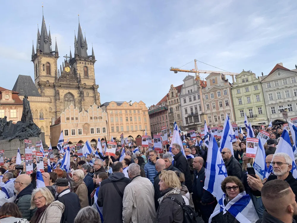 VIDEO: Na Staroměstském náměstí probíhá demonstrace na podporu Izraele