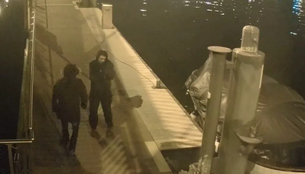 VIDEO: Dva muži chtěli potopit loď na Vltavě, navrtali do ní šestnáct děr