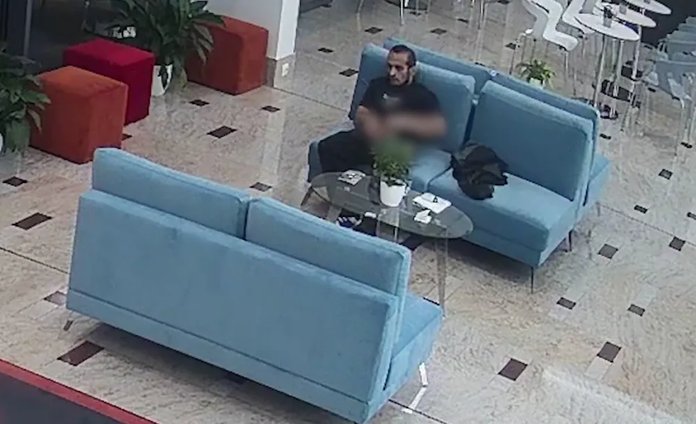VIDEO: Muž onanoval na recepci pražského hotelu, hledá ho policie