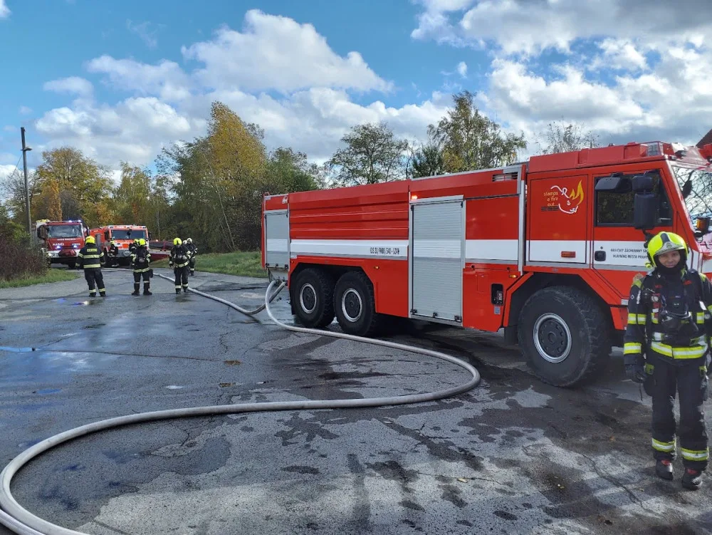 Obchod s nábytkem v pražském Zličíně zachvátil požár, škoda je přes milion korun