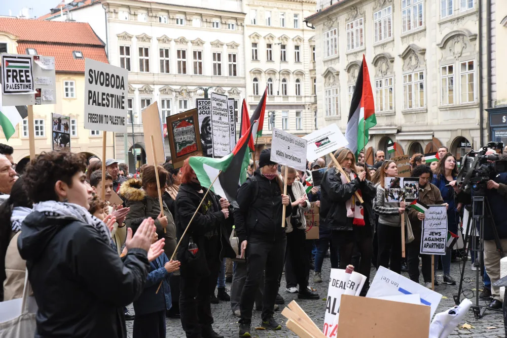 VIDEO: V centru Prahy probíhá demonstrace na podporu Palestiny