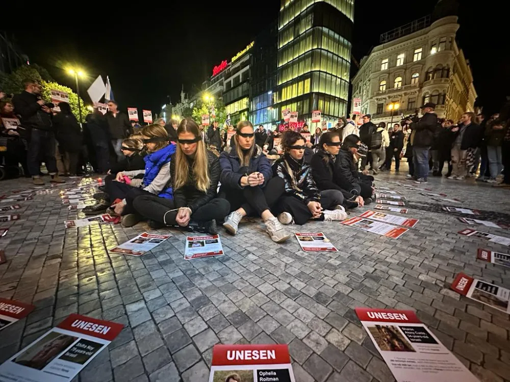 VIDEO: Izraelci žijící v Praze demonstrovali v centru města. Chtěli připomenout oběti Hamásu