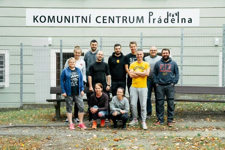 Od počítače do Prádelny: Zaměstnanci smíchovského pivovaru vyrazili pomáhat svému okolí