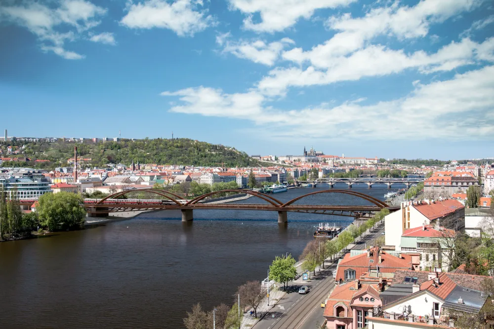 VIZUALIZACE: Tak by měl vypadat nový most na Výtoni. Třetí kolej potřebuje, říká Správa železnic