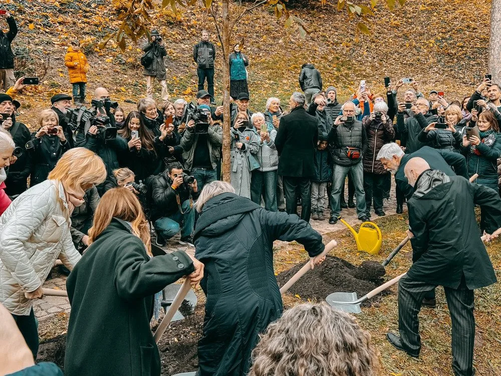Prezidentský pár vysadil na Hradě 90. strom Olgy Havlové
