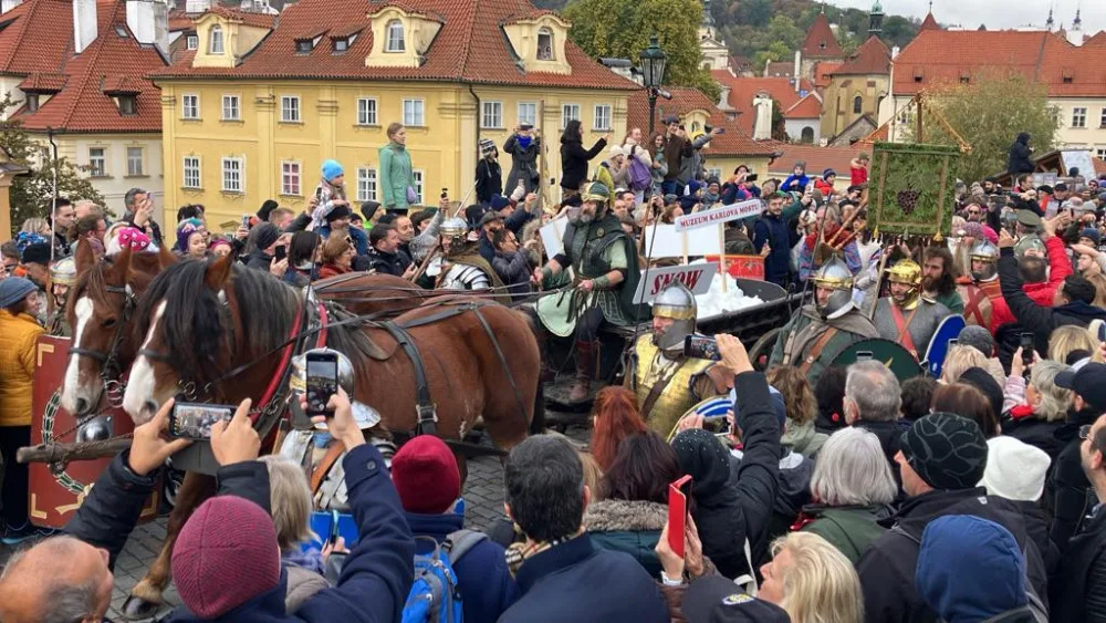 Svatý Martin přivezl přes Karlův most sněhovou nadílku