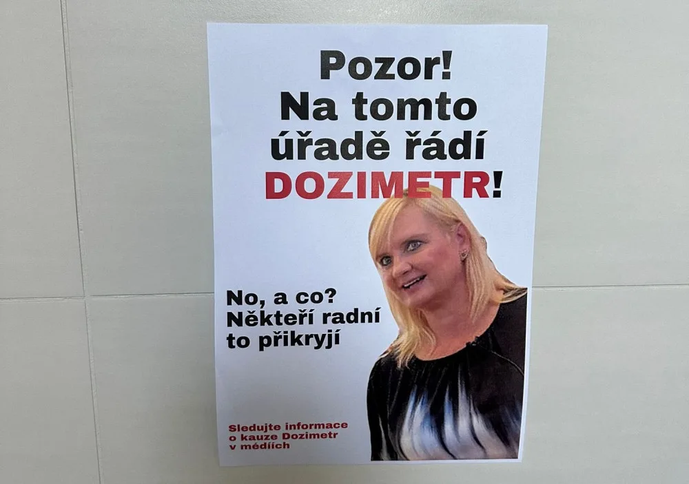 Tyto plakáty mladík rozvěšoval.
