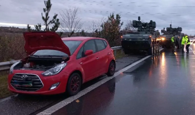 Žena v červeném autě vjela do vojenské kolony. Poškodila obrněné pandury a zranila vojáky