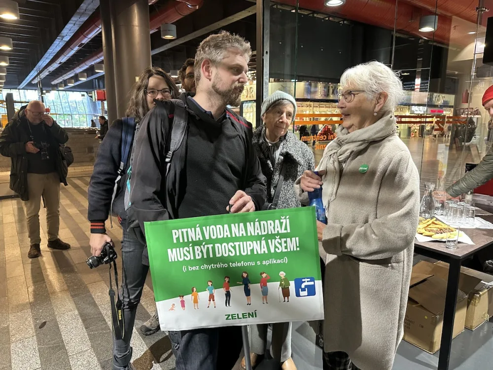 VIDEO: Na hlavním nádraží je k dostání filtrovaná voda zdarma jen s aplikací, Zelení to kritizují