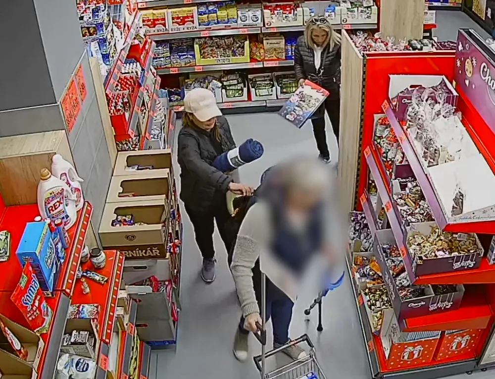 Ženy seniorku obraly o sedm tisíc.
