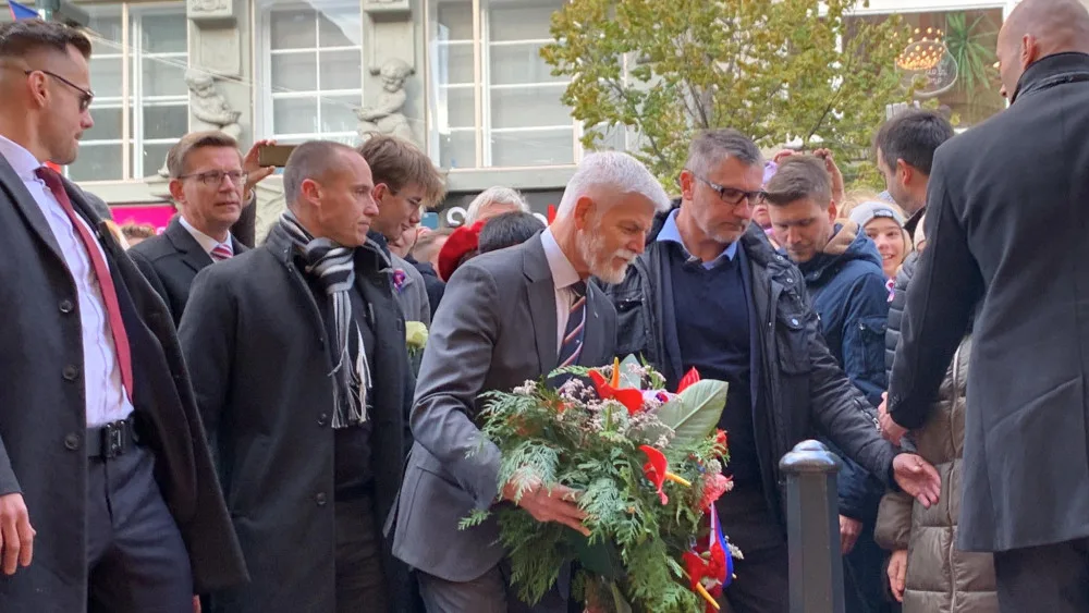 VIDEO: Na Národku přišli Pavel, Babiš i muž s opicí na vodítku