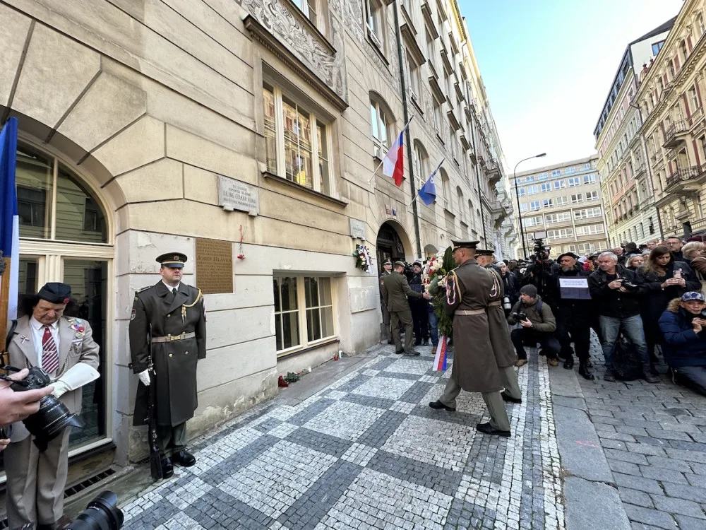 VIDEO: Pieta u Hlávkovy koleje připomněla studenty zavražděné nacisty