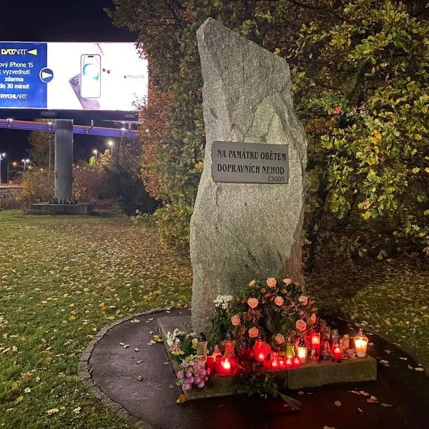 Lidé si u památníku na nultém kilometru D1 v Praze připomněli oběti dopravních nehod
