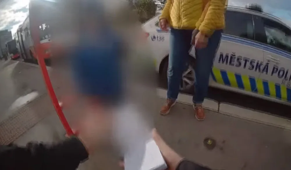 VIDEO: Čtyřletý chlapeček nenastoupil do autobusu. Máma si ho na zastávce vyzvedla za čtyřicet minut