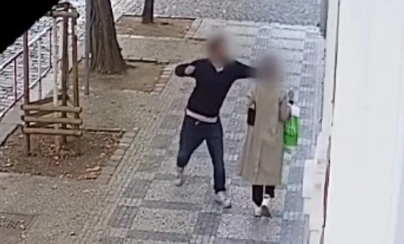 Rapper, který bezdůvodně napadal ženy v Praze, má zřejmě na svědomí až devět útoků
