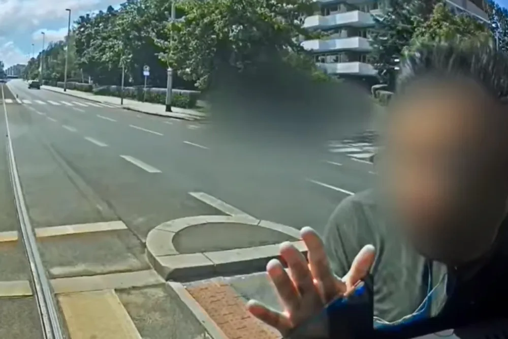 VIDEO: Dopravní podnik zveřejnil děsivé video, na kterém chodec vejde před rozjetou tramvaj