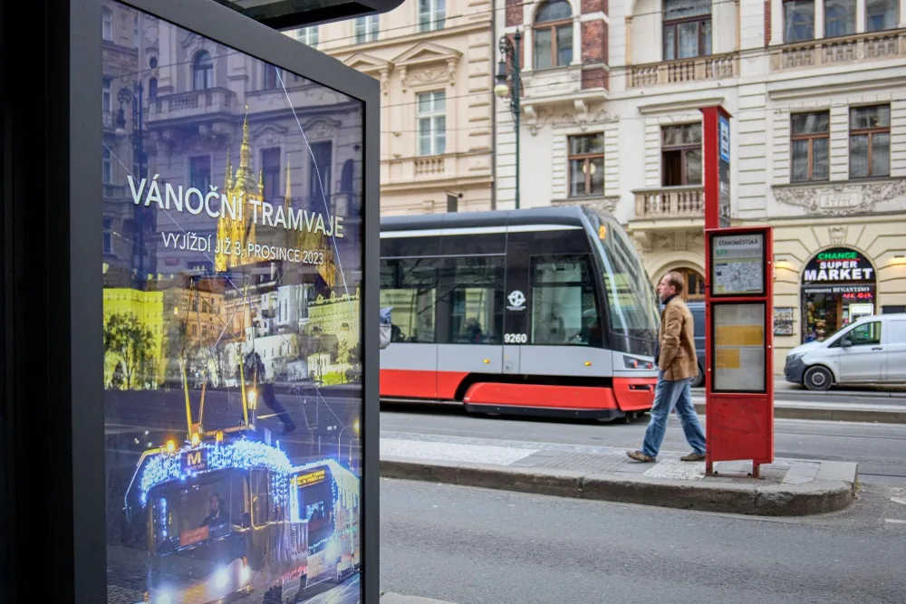 Vysílání lidé uvidí třeba na přístřešku na zastávce Staroměstská.
