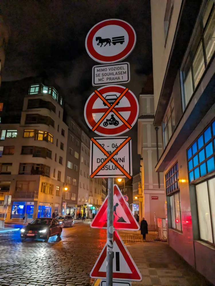 Značky podle opozice přelepili nezákonně.