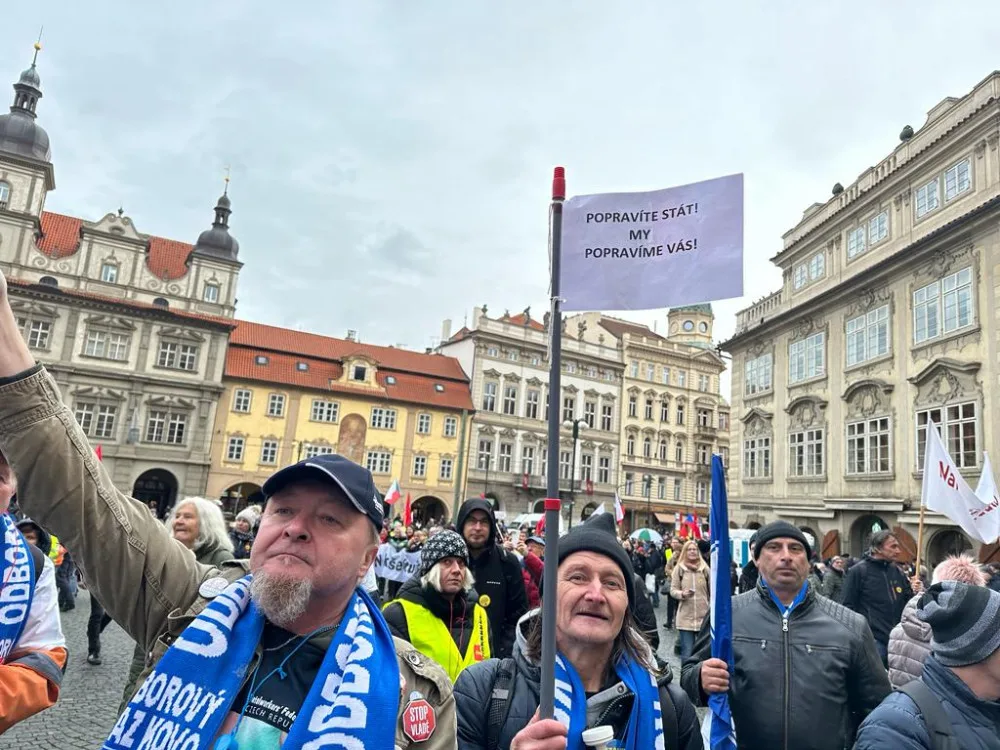 VIDEO: Protestující lidé zaplnili Malostranské náměstí. Blokují dopravu v centru Prahy