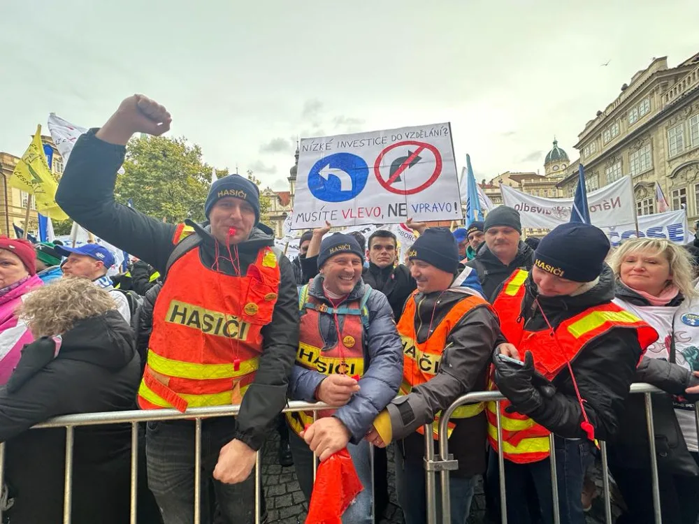 VIDEO: Protestující lidé zaplnili Malostranské náměstí. Blokují dopravu v centru Prahy