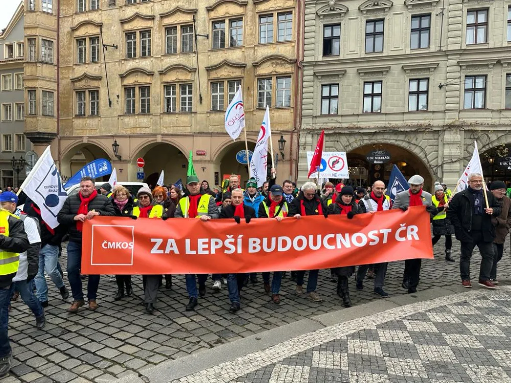 VIDEO: Protestující lidé zaplnili Malostranské náměstí. Blokují dopravu v centru Prahy