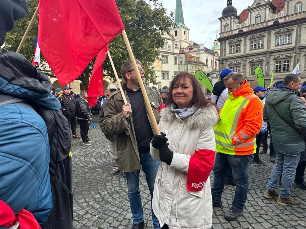 VIDEO: Protestující lidé zaplnili Malostranské náměstí. Blokují dopravu v centru Prahy