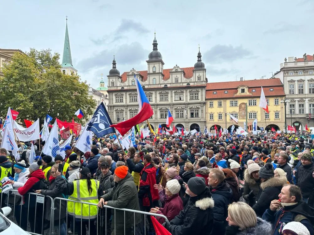 VIDEO: Protestující lidé zaplnili Malostranské náměstí. Blokují dopravu v centru Prahy