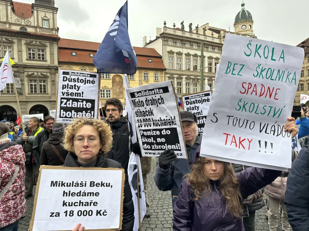 FOTOGALERIE: Gulášová polévka, komunistky i výhrůžky. Podívejte se, jak vypadal odborářský protest v Praze
