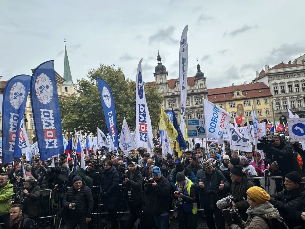 FOTOGALERIE: Gulášová polévka, komunistky i výhrůžky. Podívejte se, jak vypadal odborářský protest v Praze