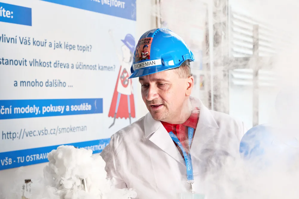 Pevnými palivy topí přibližně patnáct procent domácností. Řada lidí ale neumí kotel správně obsluhovat, říká Jiří Horák alias Smokeman