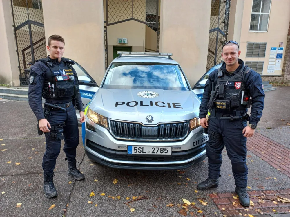 Muž se chtěl zabít kvůli nedoplatku za energie. V tratolišti krve ho našli policisté, kteří mu zachránili život