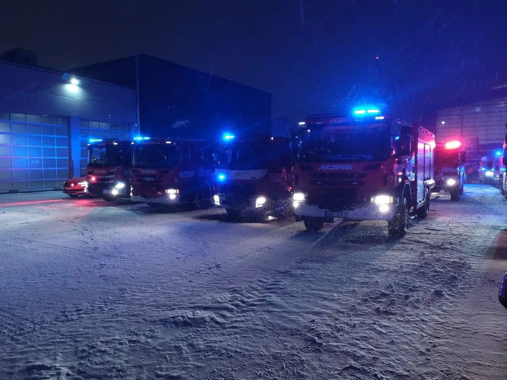 Napadaný sníh přidělává práci hasičům i záchranářům