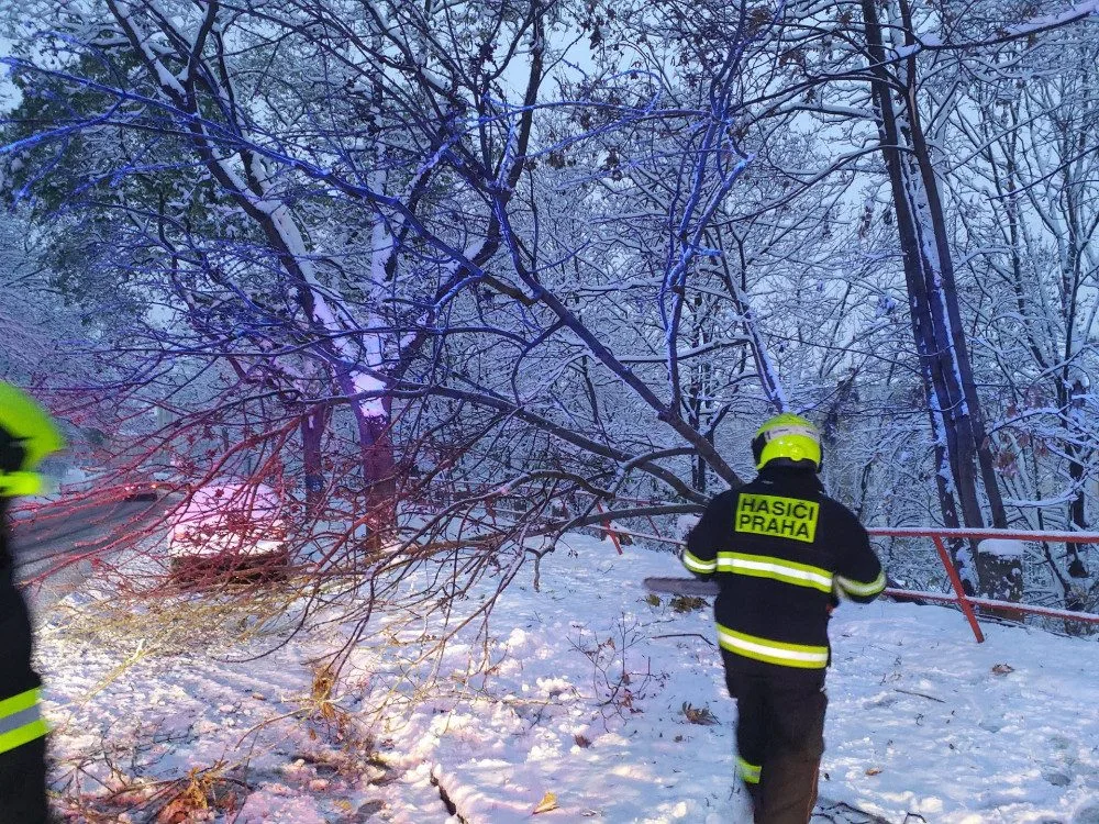 Napadaný sníh přidělává práci hasičům i záchranářům
