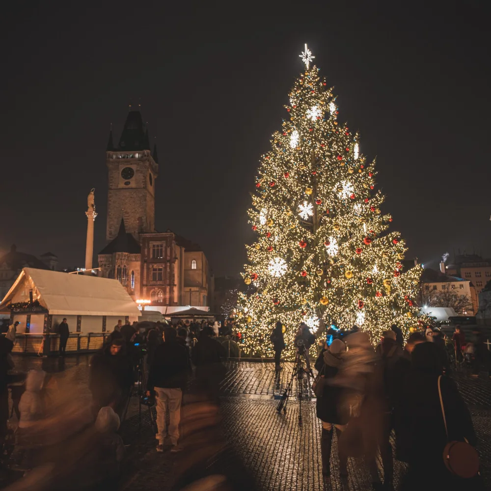 Vánoční strom na Staroměstském náměstí svítí, trhy jsou zahájeny
