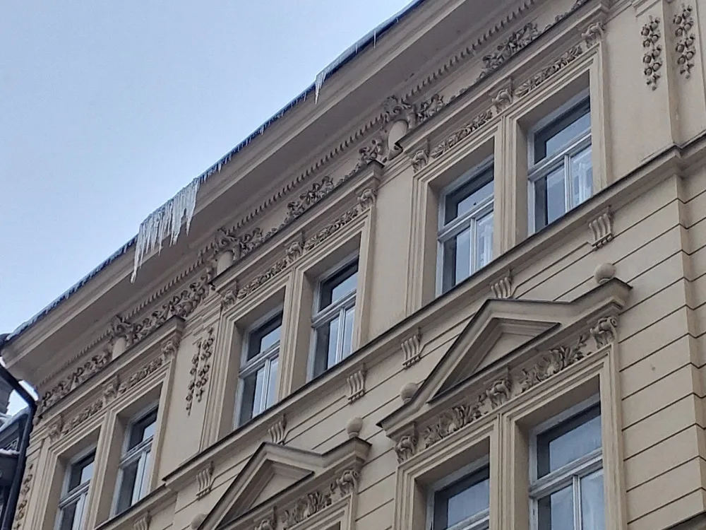 Pražští hasiči od pátku vyjeli k sedmi desítkám zásahů. Na vině je sníh, kterého by mohl ještě přibýt