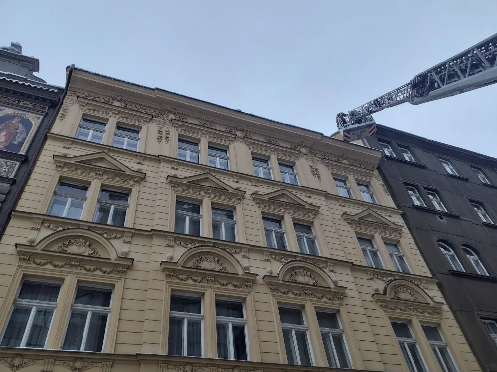 Pražští hasiči od pátku vyjeli k sedmi desítkám zásahů. Na vině je sníh, kterého by mohl ještě přibýt