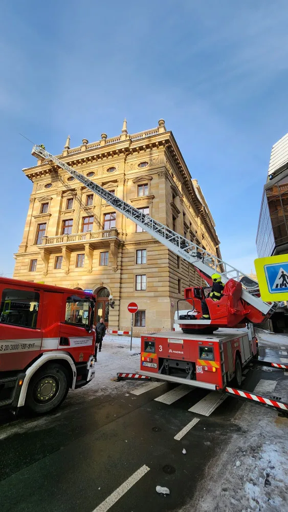 Hasiči odstraňují rampouchy. Jen na veřejných budovách, upozorňují