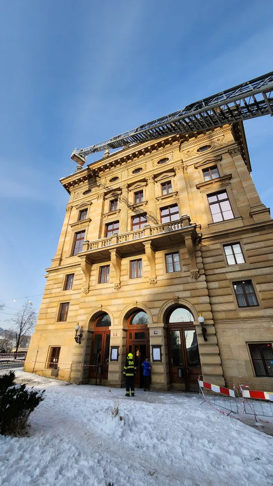 Hasiči odstraňují rampouchy. Jen na veřejných budovách, upozorňují
