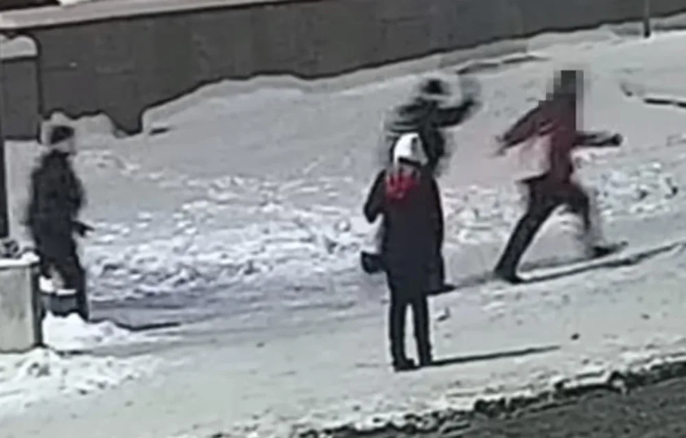 VIDEO: Namol opilý mladík utíkal z metra před strážníky. Nadýchal tři a půl promile a skončil na záchytce