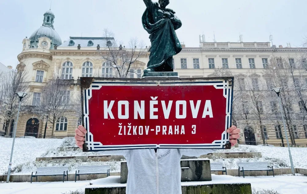Lidé v dražbě bojují o cedule z Koněvovy ulice. Za kus plechu nabízejí desetitisíce